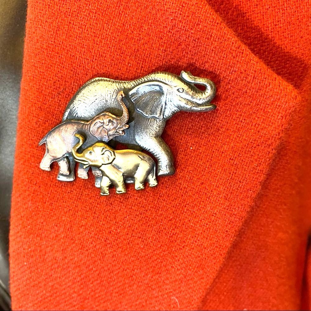 BROOCH 3 Elephant Family Signed MULTI METAL Gold, bronze, silver 1.5 in X 2.5 in - Picture 3 of 7